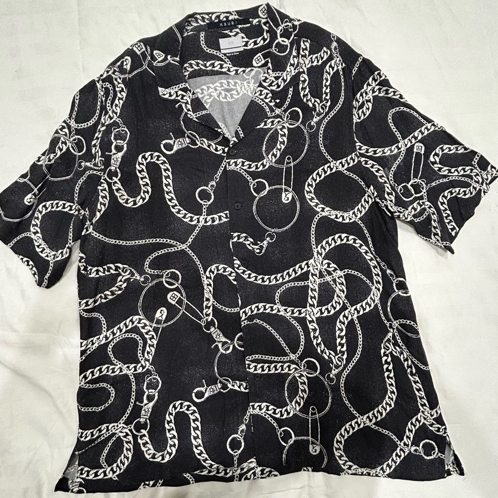 KSUBI chain resort shirt NWOT.